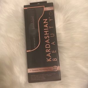 1” ceramic hairstyling iron.